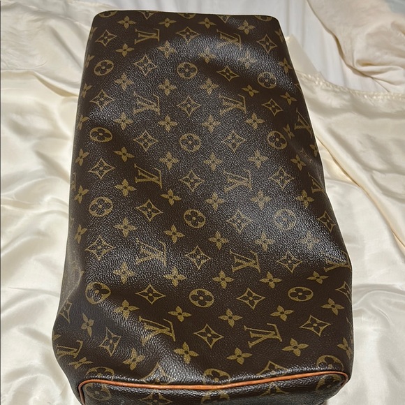 Louis Vuitton Brown Duffel Bag with Iconic Monogram and Leather Trim - Picture 8 of 16